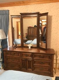 VINTAGE STANLEY DRESSER WITH FOLDING MIRROR