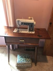 VINTAGE SINGER SEWING MACHINE AND TABLE