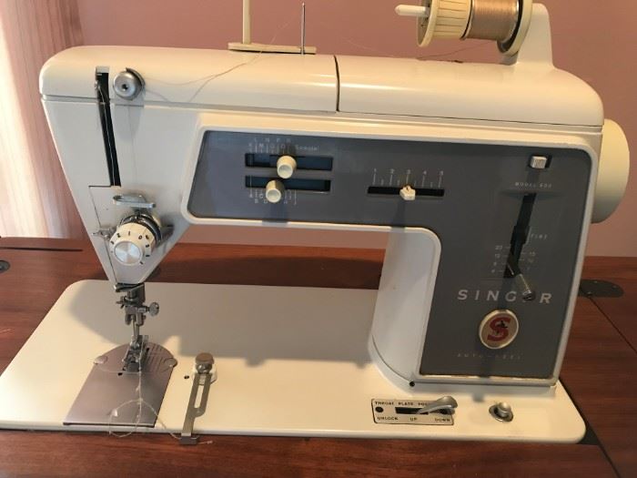 VINTAGE SINGER SEWING MACHINE AND TABLE