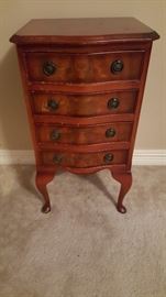 ANTIQUE FRENCH COUNTRY PROVINCIAL OAK NIGHTSTAND/SMALL DRESSER 4 DRAWERS WITH CABRIOLET LEGS.