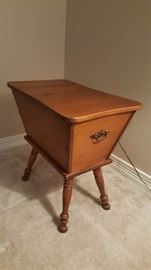 VINTAGE EARLY AMERICAN COLONIAL MAPLE DOUGH END/SIDE TABLE.   SOLID WOOD AND STURDY IN VERY GOOD CONDITION.   
NICE STYLE TABLE. GREAT PIECE TO REFINISH, PAINT OR LEAVE AS IS, TOP OPENS WITH STORAGE INSIDE.
