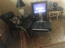 Side view of Maggiolina lounge chair and ottoman 