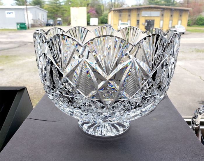 1997 Waterford Society "Sinclaire" bowl - Limited Edition 335/1000 - signed by Jim O'Leary - includes original box (we have 2 matching vases in our online auction)