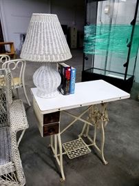 Sewing machine stand desk, wicker table lamp