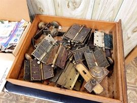 Box of antique door knobs / hardware