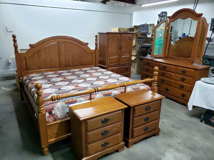Oak king bedroom set - king bed with mattress / boxsprings, 2 nightstands, dresser with mirror, and armoire