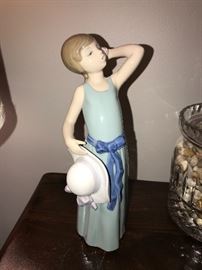 LLADRO YOUNG LADY REPLACING SUN HAT WITH FLOWER BEHIND HER EAR FIGURINE