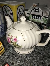 CERAMIC TEAPOT WITH LID