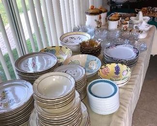 DINNERWARE SERVICE SET