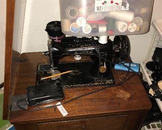 VINTAGE SINGER SEWING MACHINE