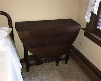 ANTIQUE DROP LEAF GATELEG TABLE