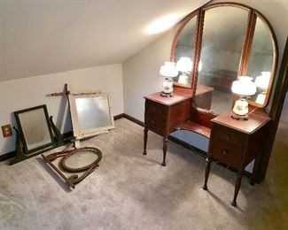 ANTIQUE VANITY TABLE WITH DRAWERS 