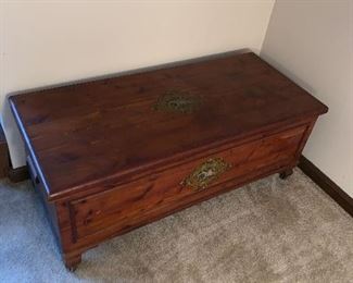 ANTIQUE CEDAR CHEST / HOPE CHEST