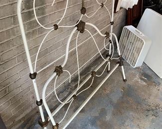 ANTIQUE COMPLETE TWIN SIZE IRON BED
