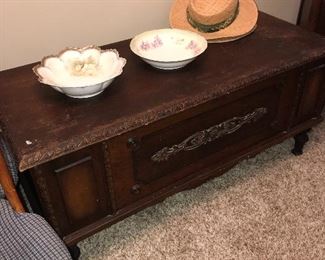 ANTIQUE TRUNK / HOPE CHEST