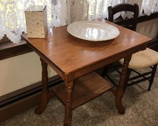 ANTIQUE OAK SIDE TABLE