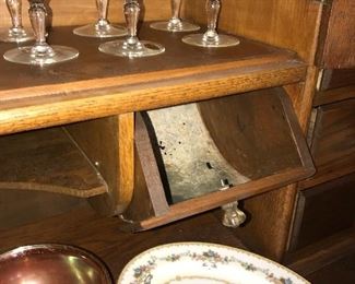 ANTIQUE COUNTRY PRIMITIVE CUPBOARD / HOOSIER CABINET WITH HUTCH