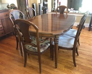 Dining room table with 6 chairs, 2 leafs and pads!