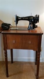 Singer Sewing Machine--great condition!