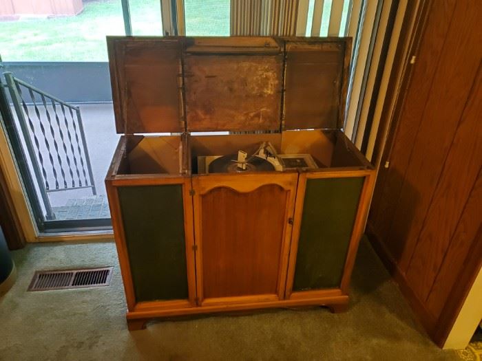 Vintage Zenith Record Player/Stereo--perfect for restoration to play vinyls 