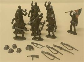 VINTAGE 60s 14 army men removable 8 helmets 11 guns 8 belts 1 flag RR5057 https://www.ebay.com/itm/123750652922