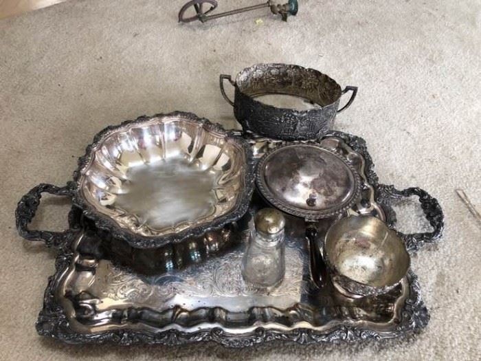 A collection of vintage silver plated items