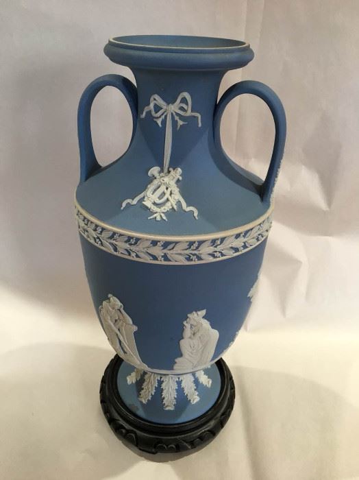 Wedgwood Vase https://ctbids.com/#!/description/share/135182