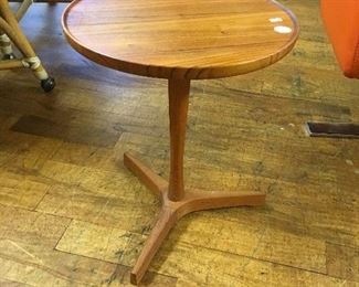 End table. Low estimate. $125