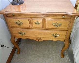 ACCENT TABLE/WRITING DESK