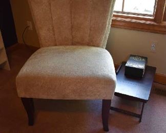 UPHOLSTERED ACCENT CHAIR, BEDTRAY