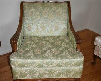 VINTAGE UPHOLSTERED CHAIR IN GREAT CONDITION 