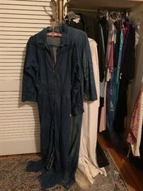 JUMPSUITS. 
2 jean 2 white 2 black 
Various materials. large. 