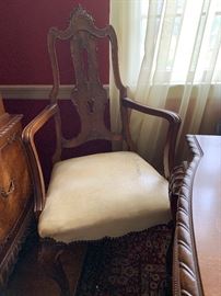 OUTSTANDING 7 PIECE CARVED 1920'S DINING ROOM SET 
4 Chairs 