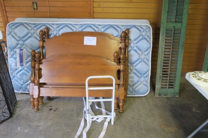 Bunkbeds or pair of twin beds