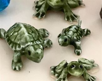 Animal figurines, turtles, frogs