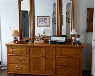 Thomasville Oak Dresser w/ Mirror