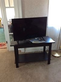 VISIO FLAT SCREEN TV AND TABLE