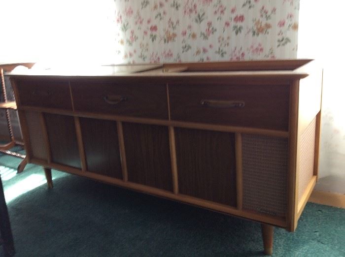 VINTAGE 60'S CONSOLE RECORD PLAYER