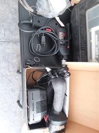 Cordless corner sander