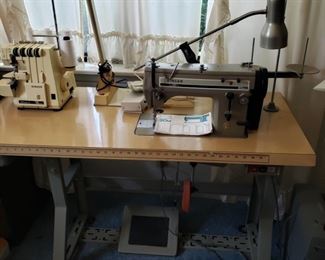 Singer Sewing machine with sewing table