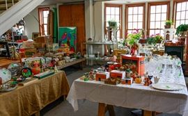 Pottery pieces, holiday, glassware