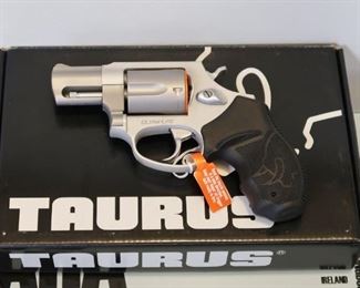 LOT # 34 - TAURSUS M85 ULTRALIGHT STAINLESS REVOLVER                                                                                                            AUCTION ESTIMATE - $285.00 - $350.00                                        CONDITION IS NEW IN BOX 