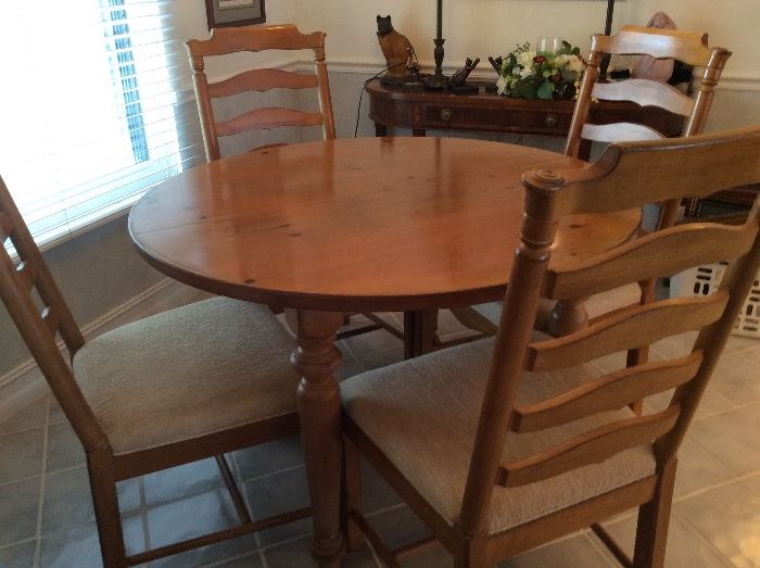 Robb & Stucky 46" round table & chairs w/ leaf
