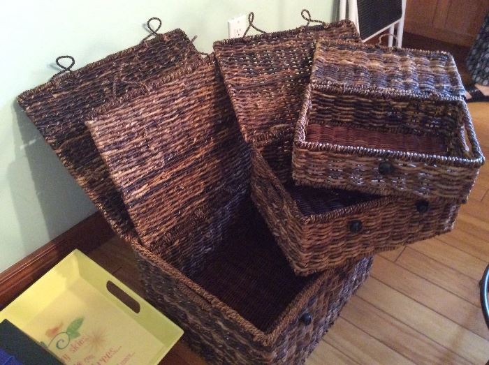 (4) nesting covered boxes