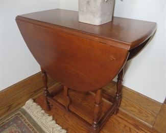 DROP LEAF ACCENT TABLE
