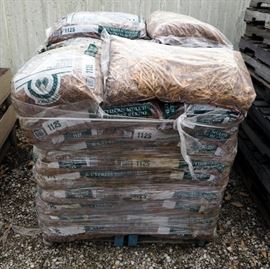 Pallet Of Pro Choice, Golden Trophy, Southern Mulch And Cypres Blend, Approx Qty 40 Bags Each Bag Covers 2 Cu FT