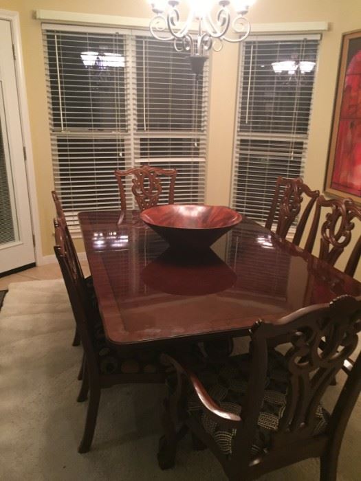 Beautiful dining table with 8 chairs (2 not pictured). Table has 2 leaves.