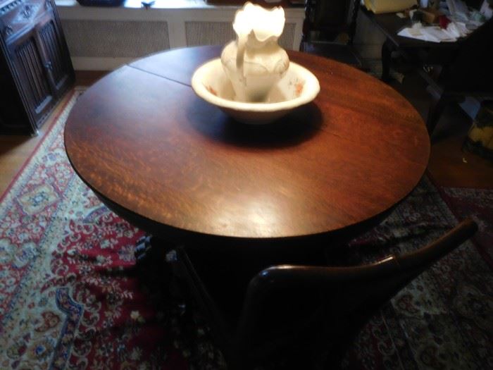 round  oak  table