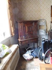 china  cabinet  that  matches  other  2  pieces  in  dining  room