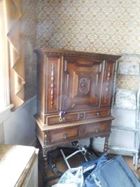china  cabinet that  matches  dining  room  set